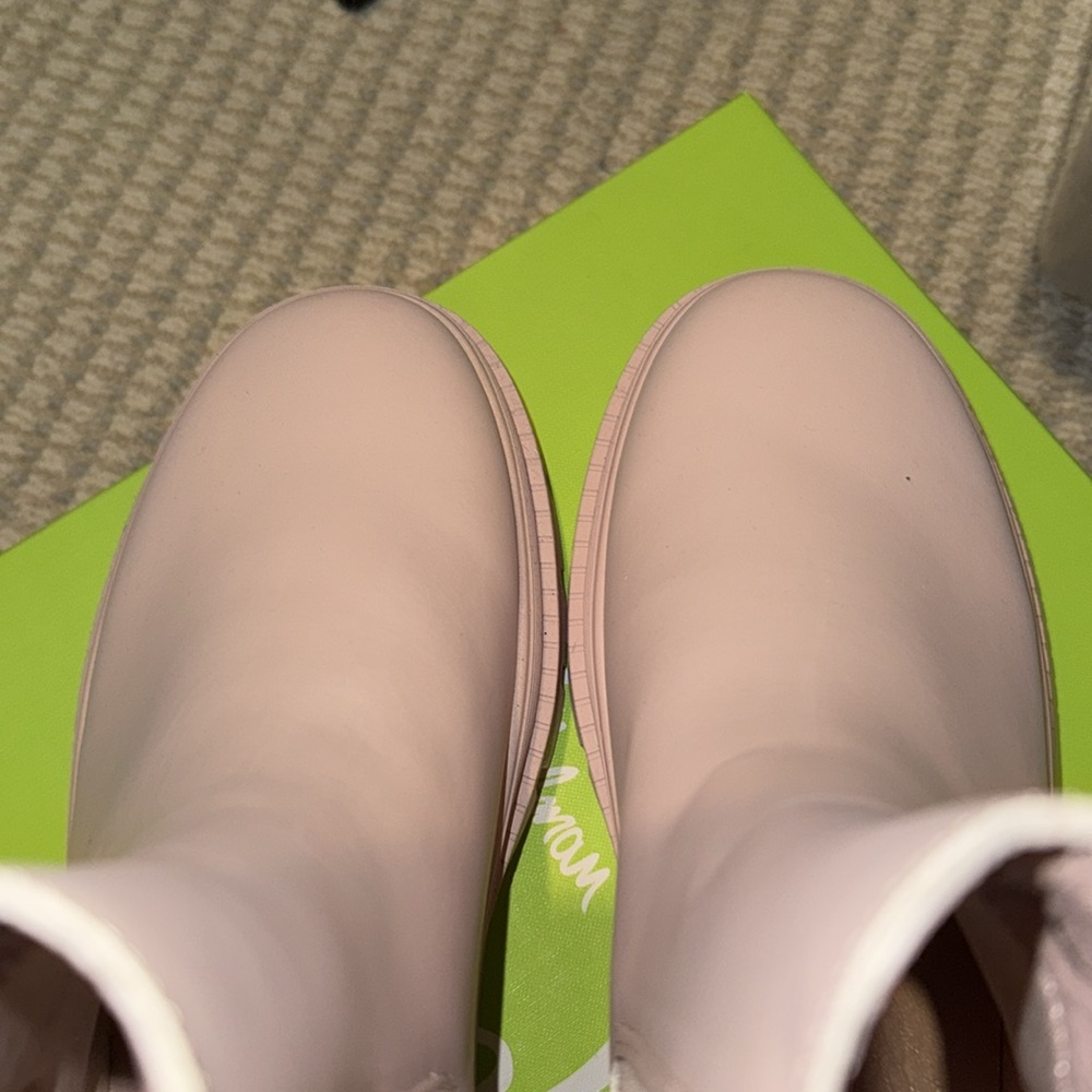 LIGHT PINK SLUDGE BOOTS- BRAND NEW-NEVER WORN-GREAT FOR SNOW, ICE & RAIN, ETC.